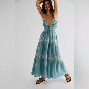 Free people Real Love Embroidered Dress sz M. Has pockets!